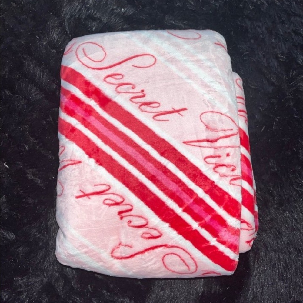 NWT VICTORIA’S SECRET cozy plush blanket NEW
